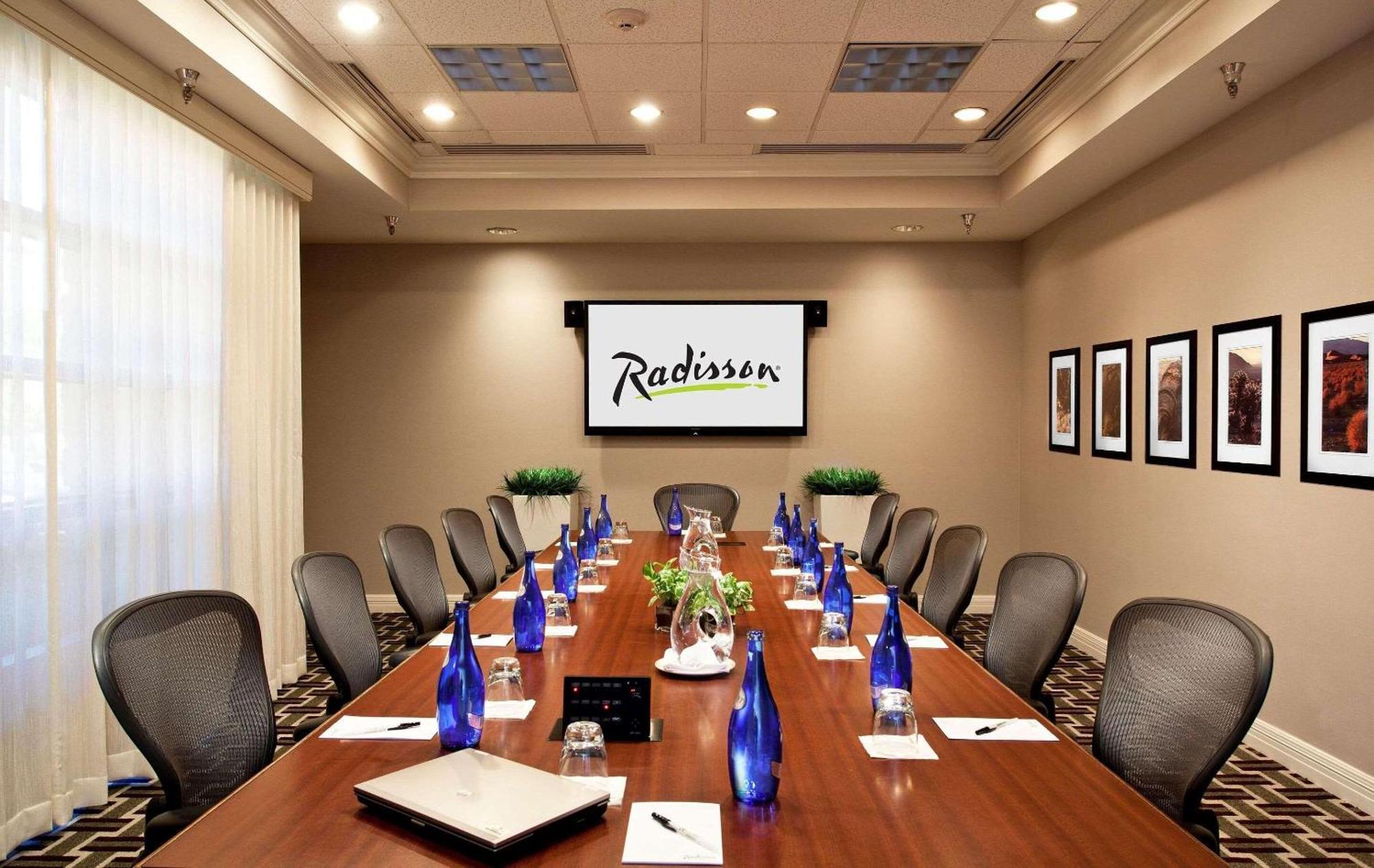 Radisson Hotel Phoenix Airport Екстериор снимка