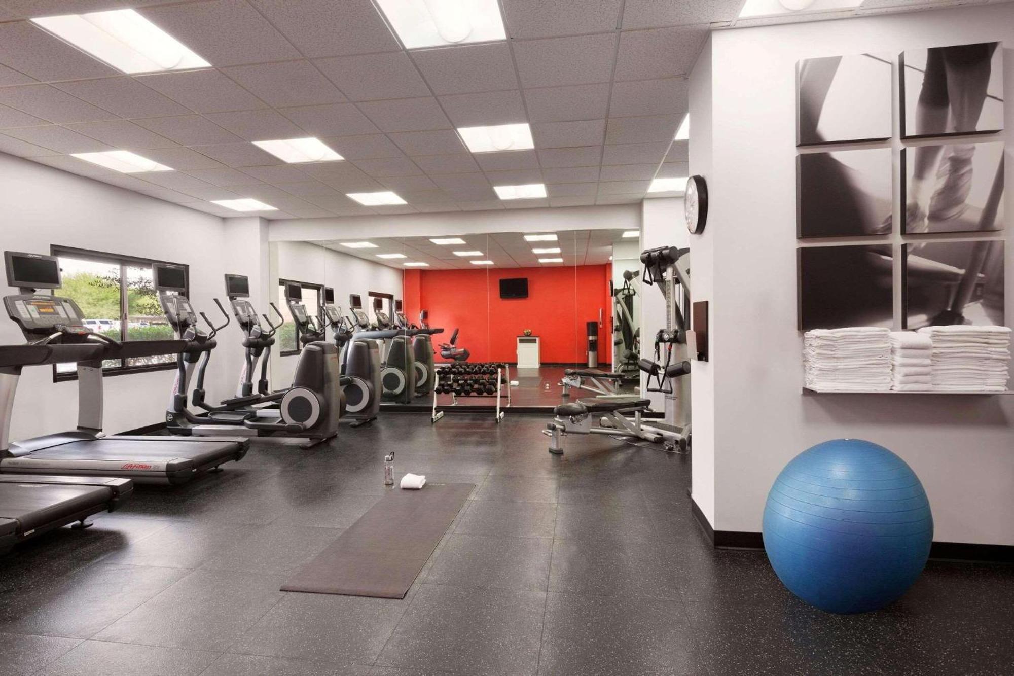 Radisson Hotel Phoenix Airport Екстериор снимка