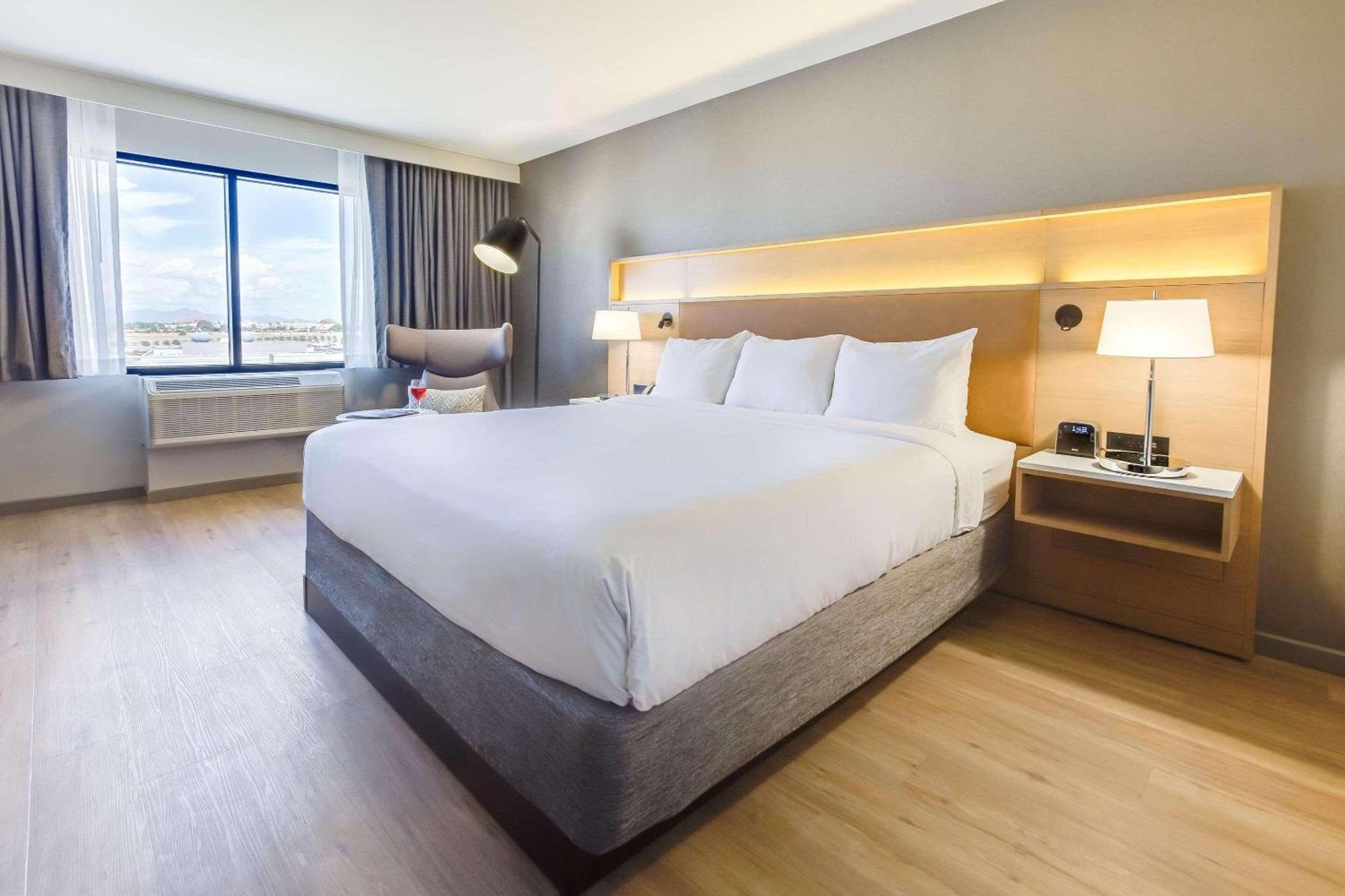 Radisson Hotel Phoenix Airport Екстериор снимка
