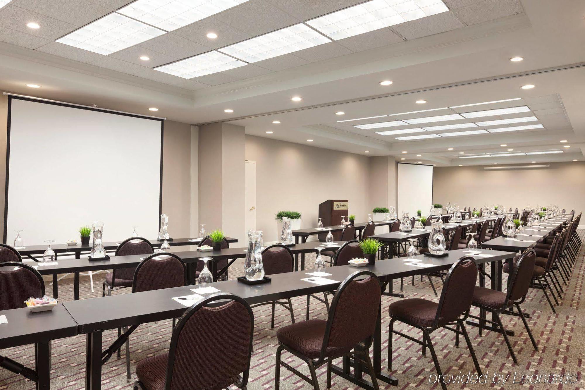 Radisson Hotel Phoenix Airport Екстериор снимка